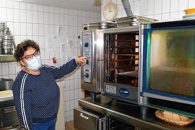 Simone Sauter zeigt den Kombidämpfer, in dem sie Halbkonserven herstellen kann.