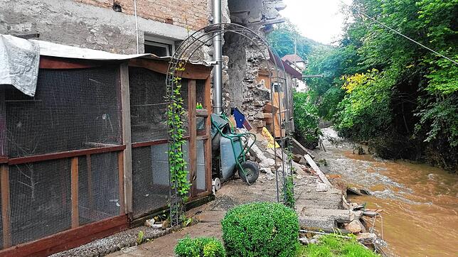 Das idyllisch gelegene Haus des Ehepaars Perera in Grimmelshofen wurde vom Mühlebach teilweise mitgerissen.