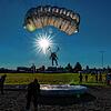 Den Zielpunkt im Auge: Bei der Deutschen Meisterschaft im Fallschirm-Zielspringen am Flugplatz in Schwenningen musste bei der Landung ...