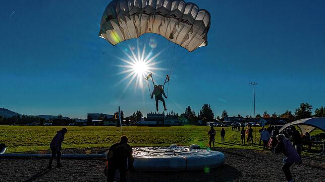 Den Zielpunkt im Auge: Bei der Deutschen Meisterschaft im Fallschirm-Zielspringen am Flugplatz in Schwenningen musste bei der Landung ...