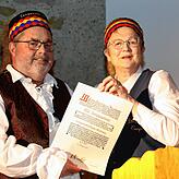 Ulli Kammerer hat von Carola Schäpke, Vorsitzende des Fasnachtsmuseumsvereins, die Alefanz Narrenkappe verliehen.