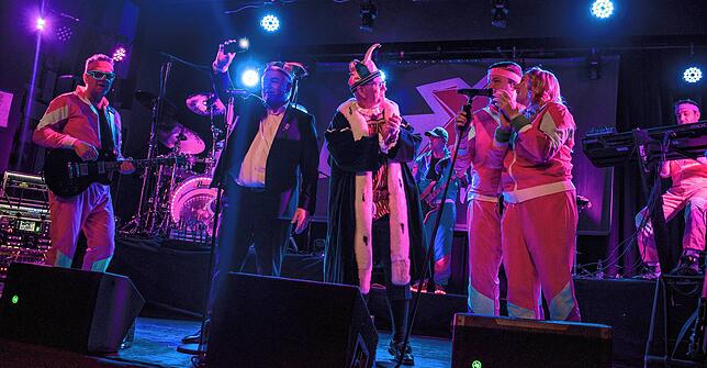 Wolfgang Kubicki geht mit Narrenrichter Jürgen Koterzyna auf die Bühne und singt mit der Band Crossage beim Zunftball im Bürgerhaus.