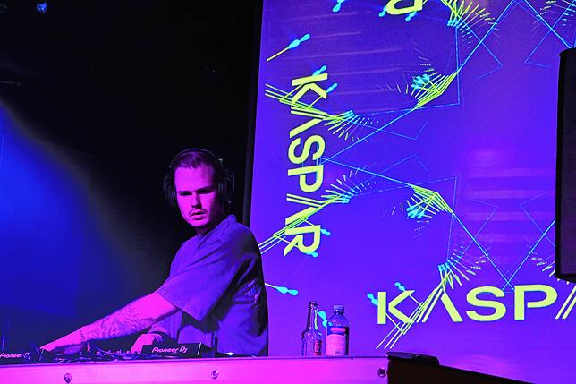 Der DJ Kaspar aus Stuttgart ist am 10. Juni beim Technofestival dabei.