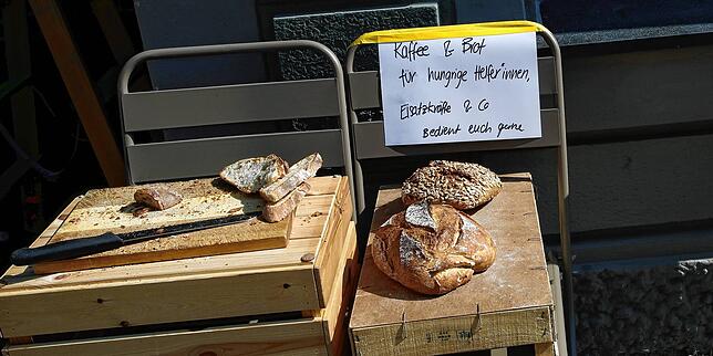 In der Nachbarschaft der Einsatzstelle stellen Geschäftsleute, wie hier von der Bäckerei „Brotalgut“, Getränke und etwas zu Essen für ...