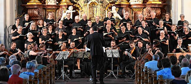 Das Festkonzert zum 610. Schwyzertag in der Stadtpfarrkirche Maria Himmelfahrt Tiengen wurde von den über 300 Konzertbesuchern mit ...