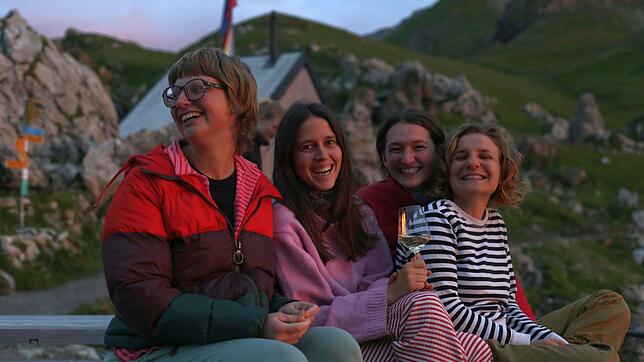 Das Team der Pfälzerhütte – Kim Bechinger, Stefanie Ritter, Arlene Schierscher und Sophia Sandkühler (von links) – genießt trotz den ...