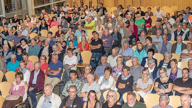 Gut gefüllt war die Schwarzwaldhalle bei der öffentlichen Kandidatenvorstellung.