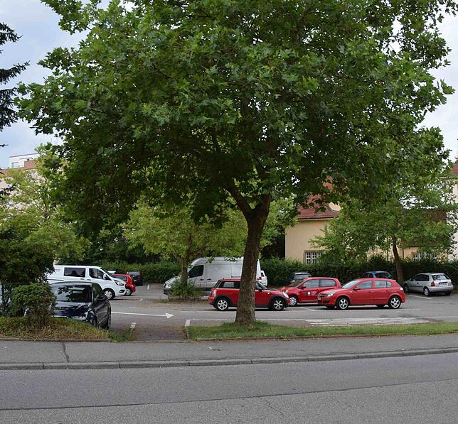 Wo heute der Parkplatz an der Richard Wagner-Straße ist, war bis 1976 das Stockacher Gefängnis. Rechts im Hintergrund ist durch die ...