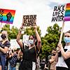 Junge Frauen auf einer &bdquo;Black Lives Matter&ldquo;-Demonstration in Stuttgart. In der aktuellen Rassismus-Debatte wird oft ...