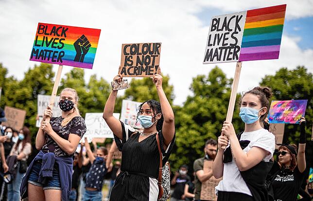 Junge Frauen auf einer „Black Lives Matter“-Demonstration in Stuttgart. In der aktuellen Rassismus-Debatte wird oft ...