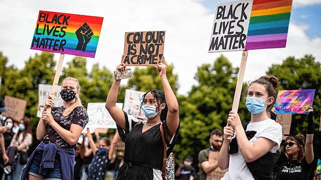Junge Frauen auf einer &bdquo;Black Lives Matter&ldquo;-Demonstration in Stuttgart. In der aktuellen Rassismus-Debatte wird oft ...