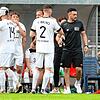 Auch er stand während des Viertel- und Halbfinales unter Strom: FC 08 Villingens Trainer Marcel Yahyaijan (schwarzes Trikot). Bild: ...