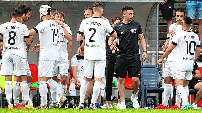 Auch er stand während des Viertel- und Halbfinales unter Strom: FC 08 Villingens Trainer Marcel Yahyaijan (schwarzes Trikot). Bild: ...