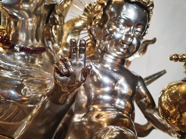 Die Finger zum Friedensgruß gespreizt: Das Jesuskindchen auf dem Arm der Überlinger Schwedenmadonna.