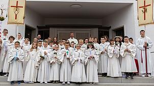 Unter dem Motto &bdquo;Ihr seid das Licht und Salz der Erde&ldquo; empfingen insgesamt 34 Kinder in der Pfarrkirche St. Laurentius von ...