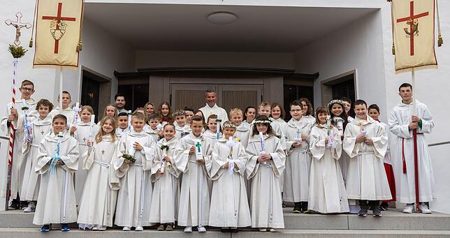 Unter dem Motto &bdquo;Ihr seid das Licht und Salz der Erde&ldquo; empfingen insgesamt 34 Kinder in der Pfarrkirche St. Laurentius von ...
