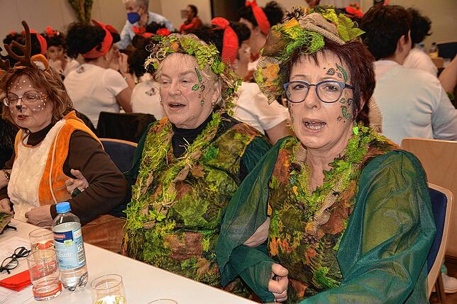 Bild 12: Rund 200 Frauen feiern im katholischen Pfarrsaal ausgelassen Fasnet