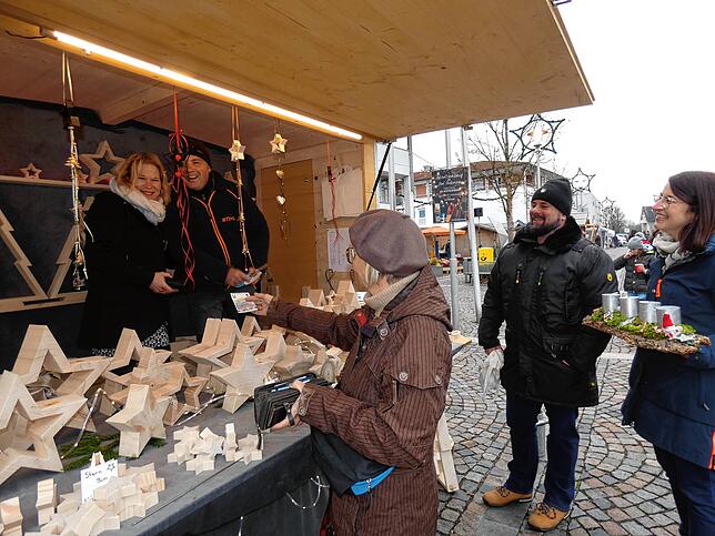 Neben den Holzsternen, wie sie seit Jahren angeboten werden, gab es beim diesjährigen Markt auch neue Produkte.
