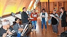 Die Gruppe Kairos gemeinsam mit Thomas Schwarz und Mihye So (von links) singt und musiziert mit den Jugendlichen beider Konfessionen. ...