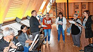 Die Gruppe Kairos gemeinsam mit Thomas Schwarz und Mihye So (von links) singt und musiziert mit den Jugendlichen beider Konfessionen. ...