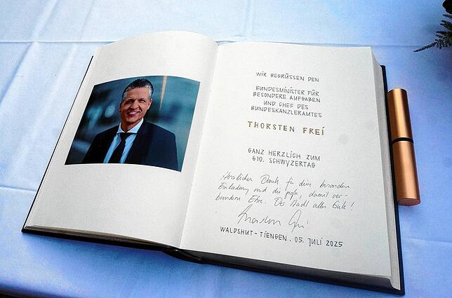 Thorsten Frei hat sich auch in das Goldene Buch der Stadt eingetragen.