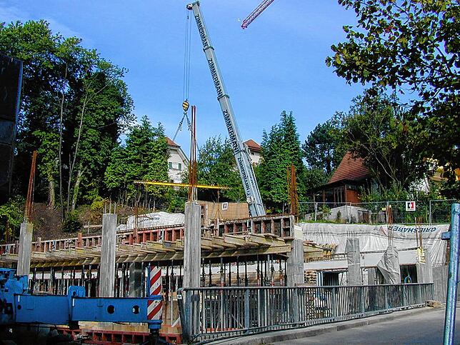 Am Ausgang des Rappensteintunnels wird über den Gleisen im September 2000 das Parkdeck Brunnenmatt errichtet.