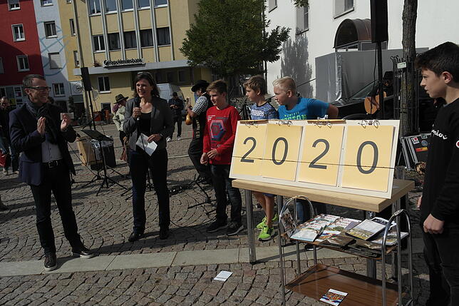 Endstand: (von links) Erster Bürgermeister Stefan Köhler, Stadtsprecherin Monika Blank sowie Lukas, Lennard, Adrian und Fabian von der ...