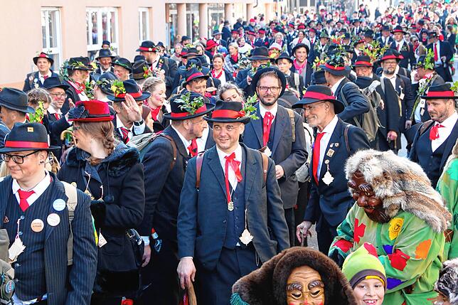 Ein beeindruckendes Bild bietet sich den Zuschauern am Wäldertag, am 1. Faißen-Donnerstag in der Innenstadt von Bad Säckingen. Tausende ...