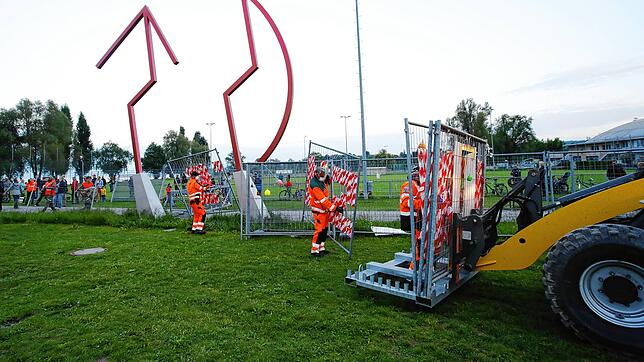 Viele Konstanzer und Kreuzlinger hatten den Aufbau des Grenzzauns vor zwei Monaten mit Entsetzen wahrgenommen. In der Folge spielten ...