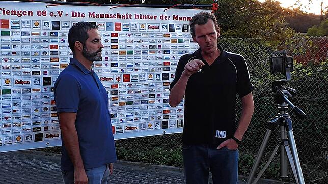 Professionell: Vor einer Sponsoren-Wand findet beim FC Tiengen 08 künftig die virtuelle Medienarbeit statt. Hier wird Präsident Armin ...