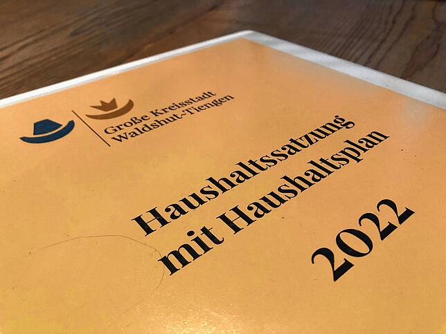 Einen dicken Aktenordner füllt der Haushaltsplan 2022 der Stadt Waldshut-Tiengen.