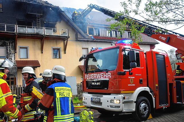 Bild 37: Feuer im Mehrfamilienhaus: Bilder vom Großeinsatz
