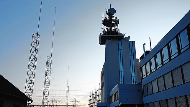 Das ehemalige Swissgrid-Gebäude rechts, links das Schaugerüst für den Neubau des Technologiezentrums. Dieses soll 30 Meter hoch werden. ...