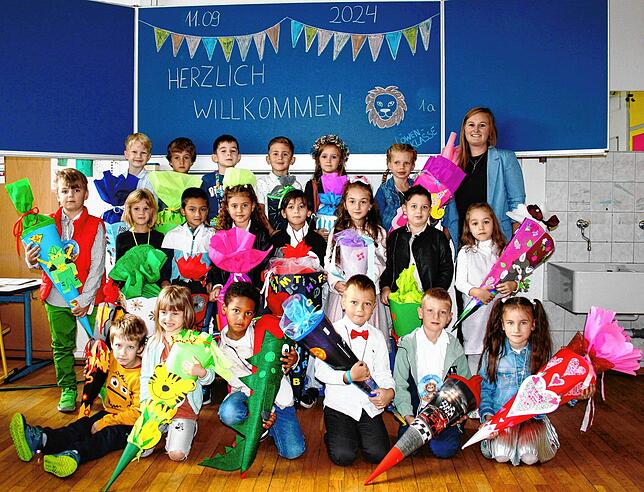 Klasse 1a: Die Kinder mit ihrer Klassenlehrerin Sara Knappich.