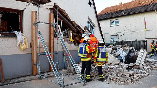Einsatzkräfte arbeiten am eingestürzten Haus in Stutensee.