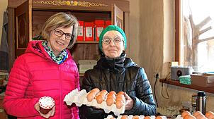 Elisabeth Isele und Helferin Elisabeth Kiefer (von links) kümmern sich um den Verkauf der eigenen Freilandeier im kleinen Hofladen.