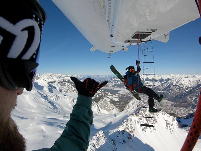 Die Extremsportler Ager und Gumpenberger unter dem Zeppelin NT.
