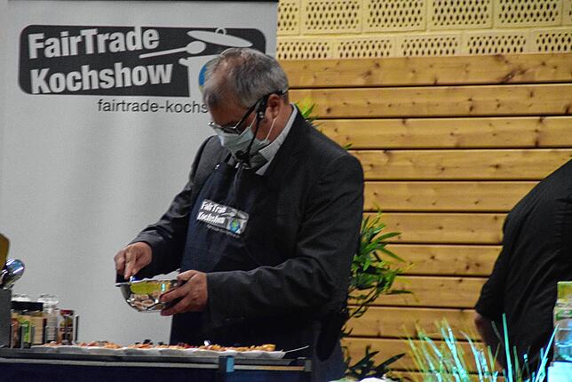 Mit Maske: Bürgermeister Guhl in Aktion bei der Fairtrade-Kochshow in der Wallbacher Flößerhalle.