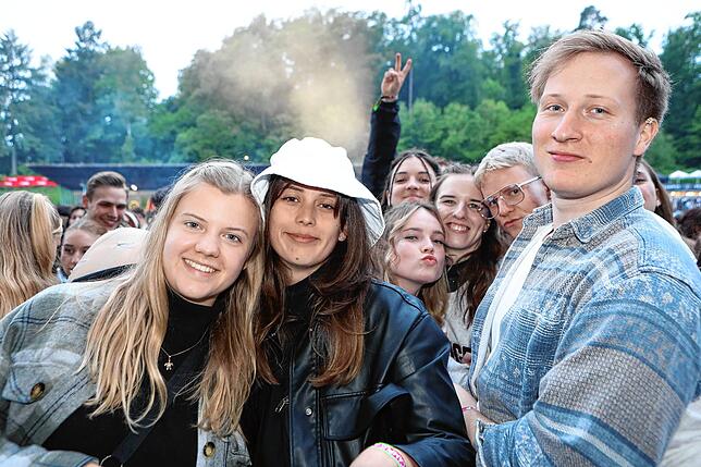 Bild 7: Los geht&lsquo;s &ndash; Fans und Mitarbeiter strömen auf das Festivalgelände