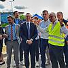 Der östereichische Projektleiter Manfred Haider (Dritter von rechts) erläutert Bundesverkehrsminister Volker Wissing (Vierter von links) ...