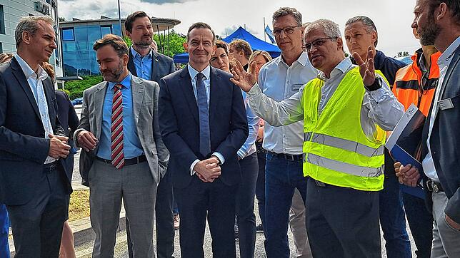 Der östereichische Projektleiter Manfred Haider (Dritter von rechts) erläutert Bundesverkehrsminister Volker Wissing (Vierter von links) ...