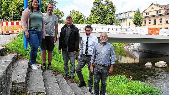 Nach umfassender Sanierung und Instandsetzungsarbeiten kann die Irmabrücke bald wieder befahren werden. von links: Kerstin Hall ...