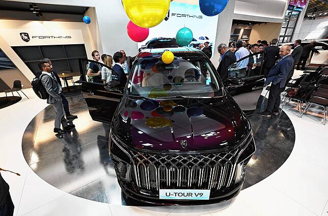 Der chinesische Hersteller Dongfeng Liuzhou Motor Co. Ltd. präsentiert ein neues Fahrzeug der Marke Forthing beim Pressetag der Auto- ...