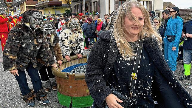 Bild 10: Narren feiern ausgelassen &ndash; Bilder vom Umzug (Teil 2)