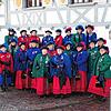 Die Alt-Markdorferinnen präsentieren ihr Häs bei einem Gruppenbild im Jahr 2017 vor dem Zunfthaus Obertor. Archivbild: Historische ...