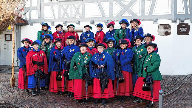 Die Alt-Markdorferinnen präsentieren ihr Häs bei einem Gruppenbild im Jahr 2017 vor dem Zunfthaus Obertor. Archivbild: Historische ...