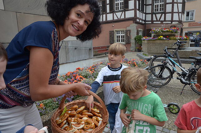 Annette Wiggenhauser verteilt Brezel statt Süßigkeiten.