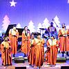 Mit drei Auftritten erobern die Golden Voices of Gospel mühelos die Herzen der Weihnachtszauberbesucher. Ihre ausgelassene Art zu ...