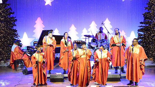 Mit drei Auftritten erobern die Golden Voices of Gospel mühelos die Herzen der Weihnachtszauberbesucher. Ihre ausgelassene Art zu ...