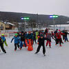 Die Schülerinnen und Schüler der Kardinal-Bea-Schule spurten über die Eisbahn und freuen sich über die wunderbare Sportstunde.Bild: ...